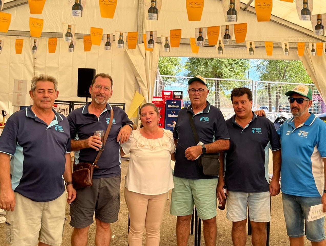 La directiva hace entrega a Mari Carmen Tinoco de lo obtenido en la rifa para ayudar en la restauración