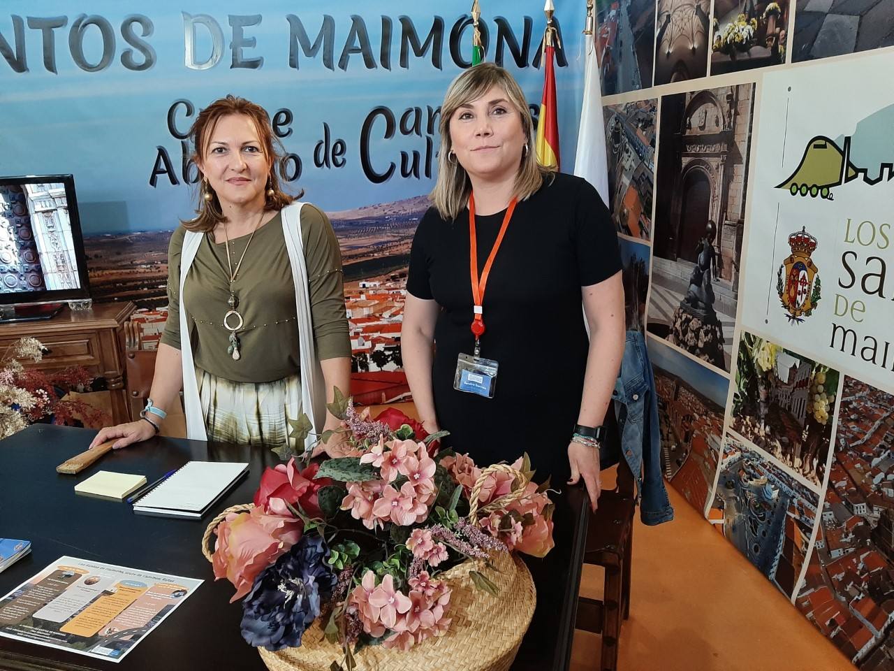 Concejala de Turismo Julia Candelario y una de las tecnicos de Turismo 