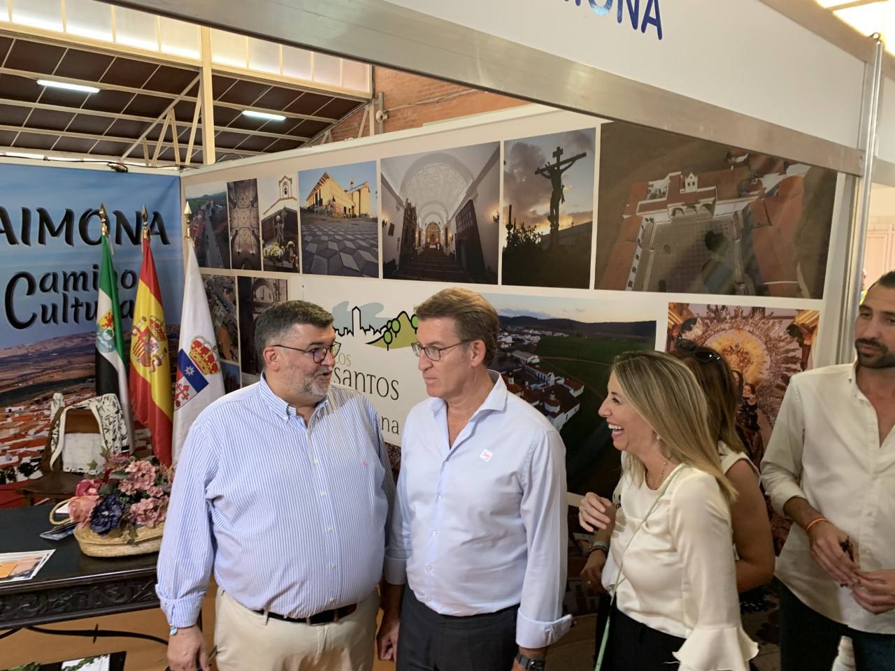 Manuel Lavado y Núñez Feijoó en el satand de Los Santos junto a otros dirigentes del PP 