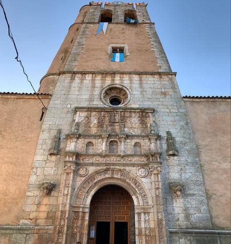 Banderas colgando de la Torre de la Iglesia 