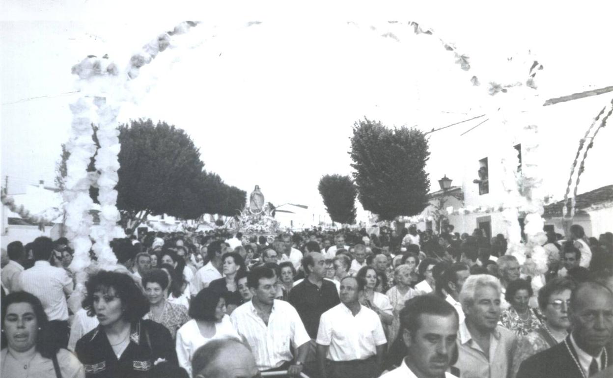 Procesión antigua de la Virgen el año de la coronación 