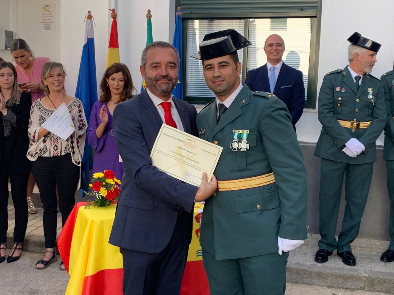 Manuel Lavado, recoge el diploma emn el acto institucional 