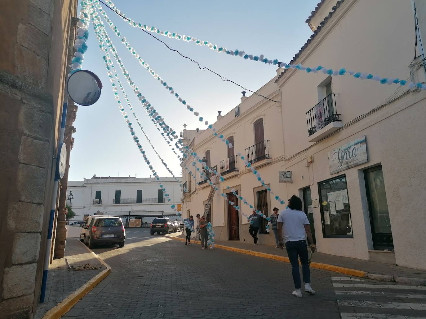 Vecinos decorando la puerta del Perdón 