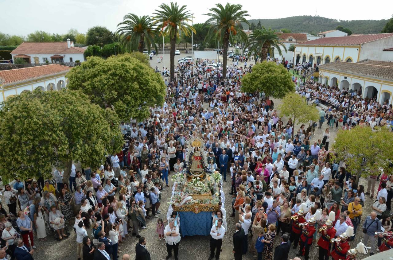 La Virgen llega al patio del santuario 