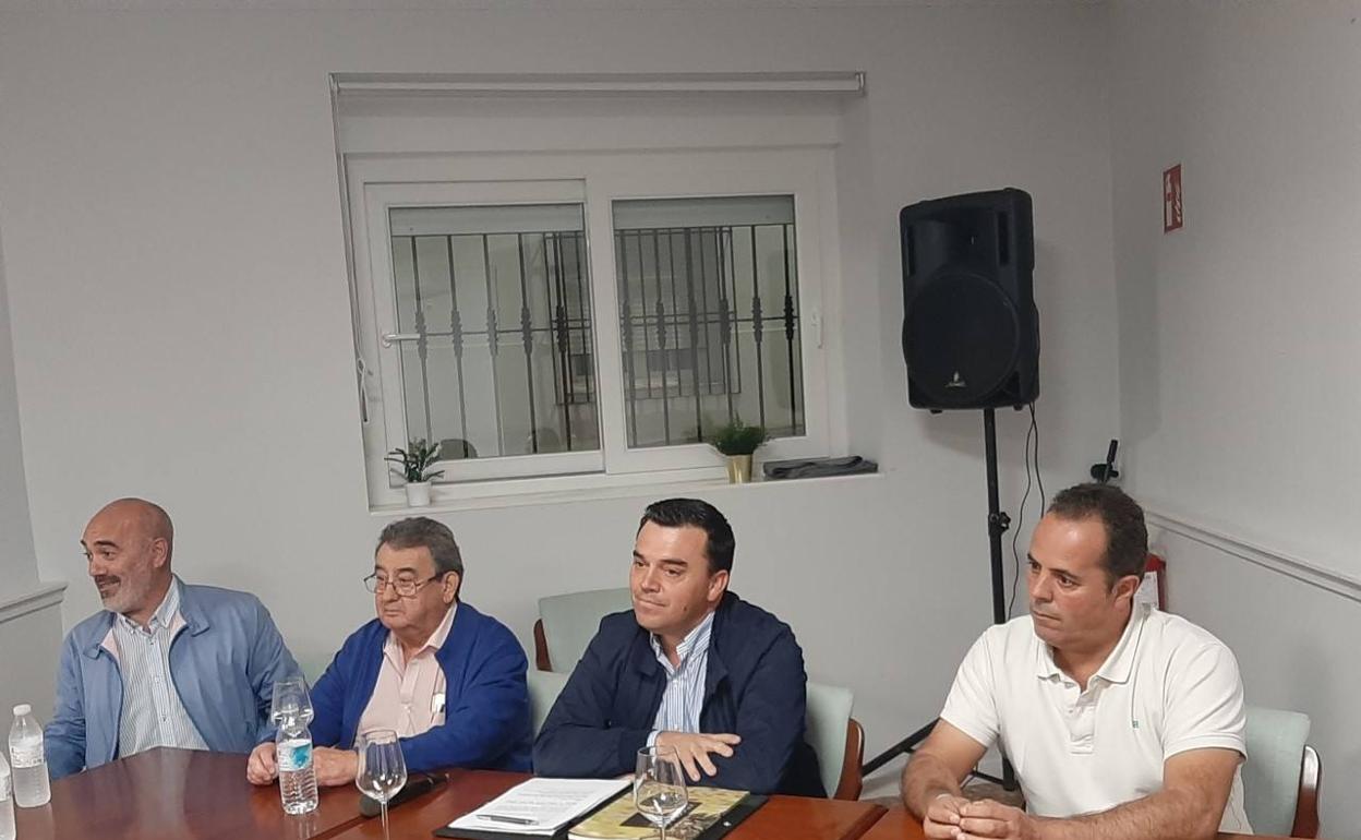 ;esa de la conferencia con el Vicepresidente, segundo por la derecha 