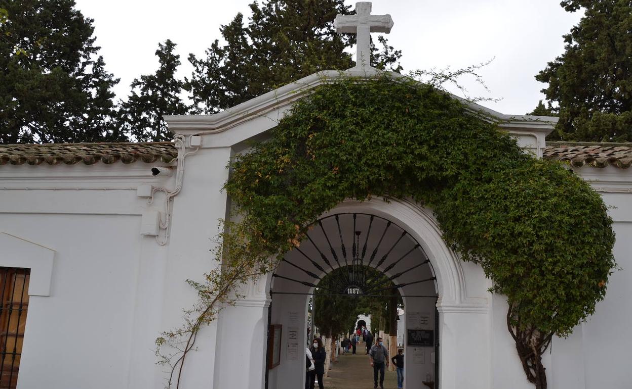 Entrada al Cementerio 