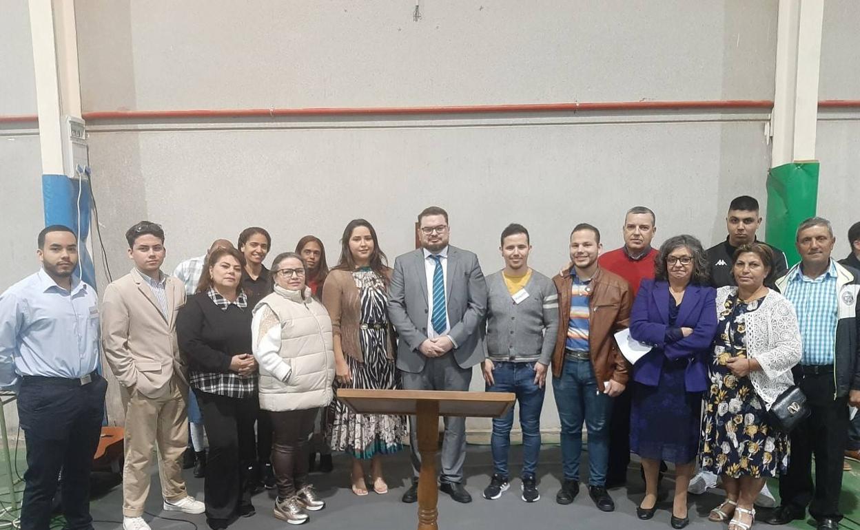 Samuel y su esposa junto a los miembros de la Iglesia Evangelica de Los Santos de Maimona 