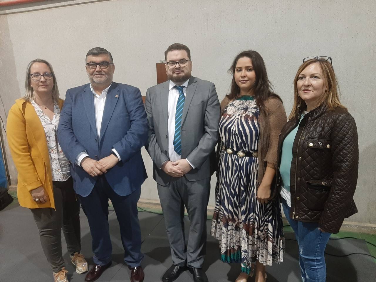 El nuevo pastor y su esposa con las autoridades locales 
