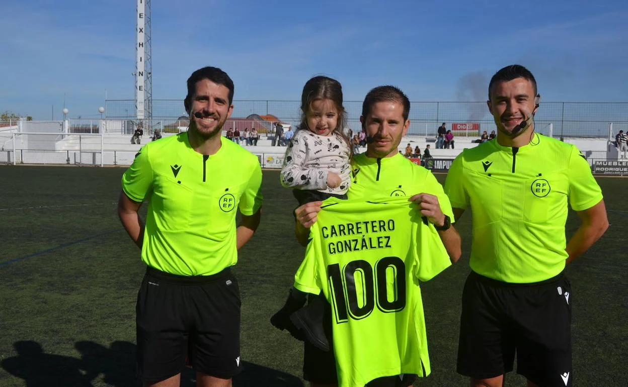 Los familiares y amigos regalaron una camiseta con el número 100 a la espalda, y su bombre 