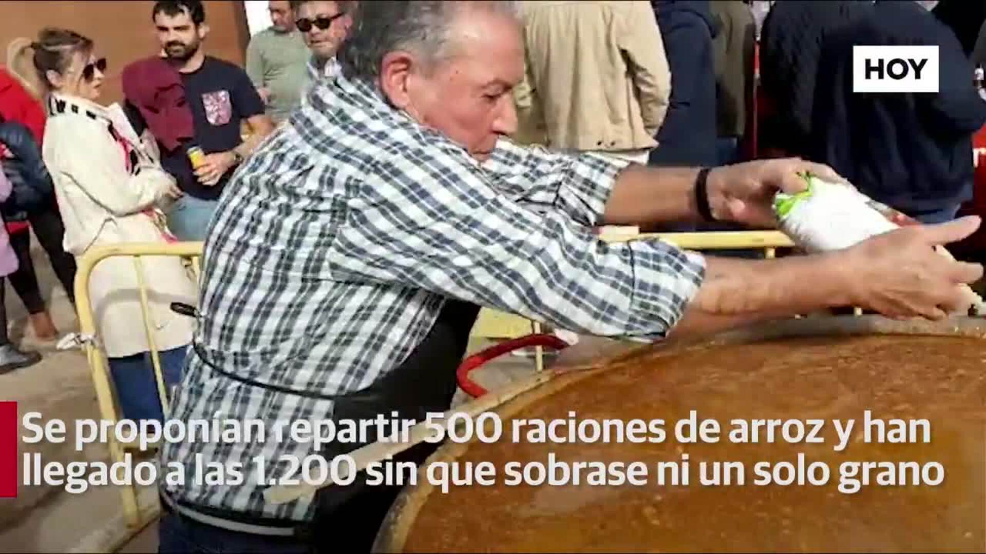 El 'arroz solidario' ha batido todos los records y reparte 1.200 raciones consiguiendo 3.600 euros