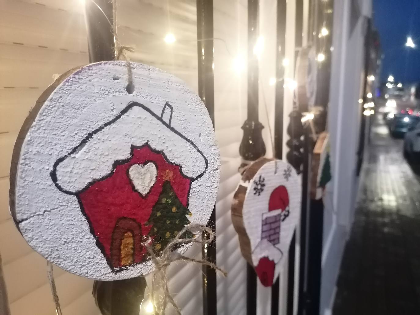 Decoración navideña de calles por los vecinos de Los Santos 