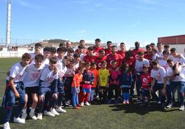 El primer equipo y los cadetes campeones de liga en su grupo