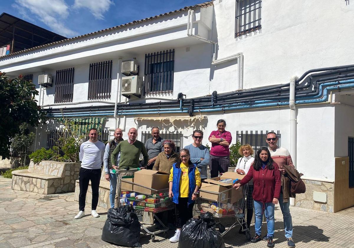 Los represnetantes de la Hermandad en el patio del centro con los alimentos