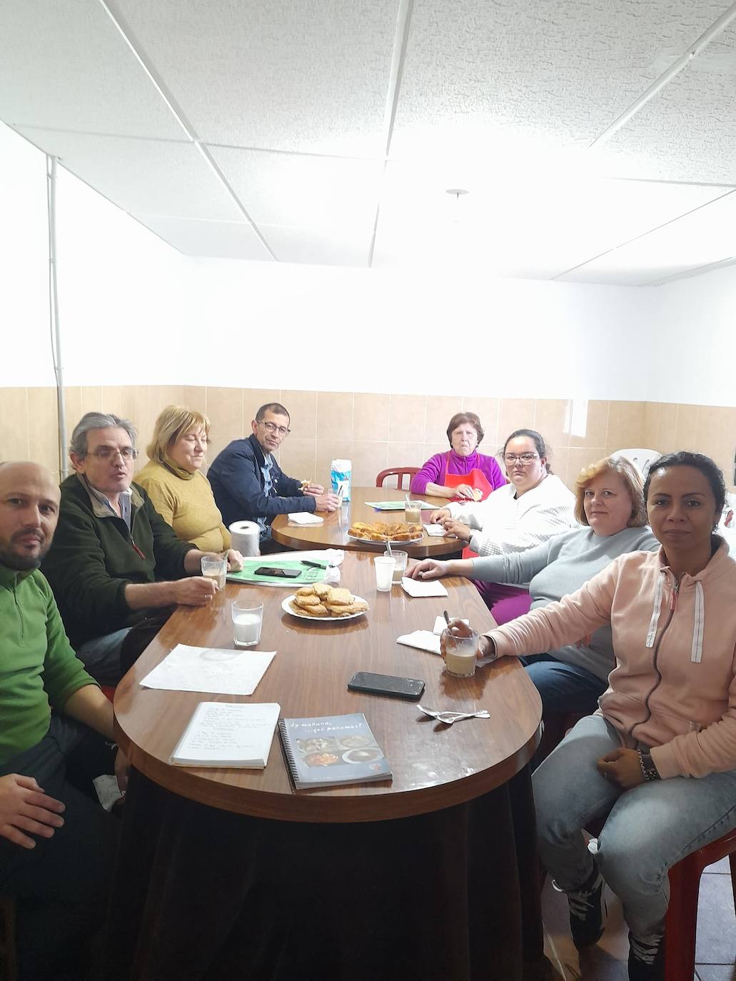 Participantes den el taller gratuito de cocina tradicional