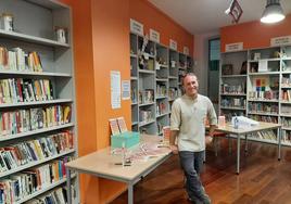 Juan Pachón junto a sus libros