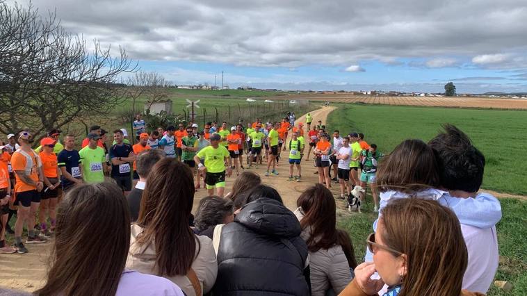 La carrera se paró cerca del paso a nivel y se descubrió el hito