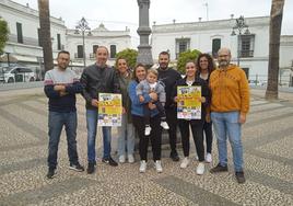 Hugo con su madre y otros asistentes a la carrera 'Lola'