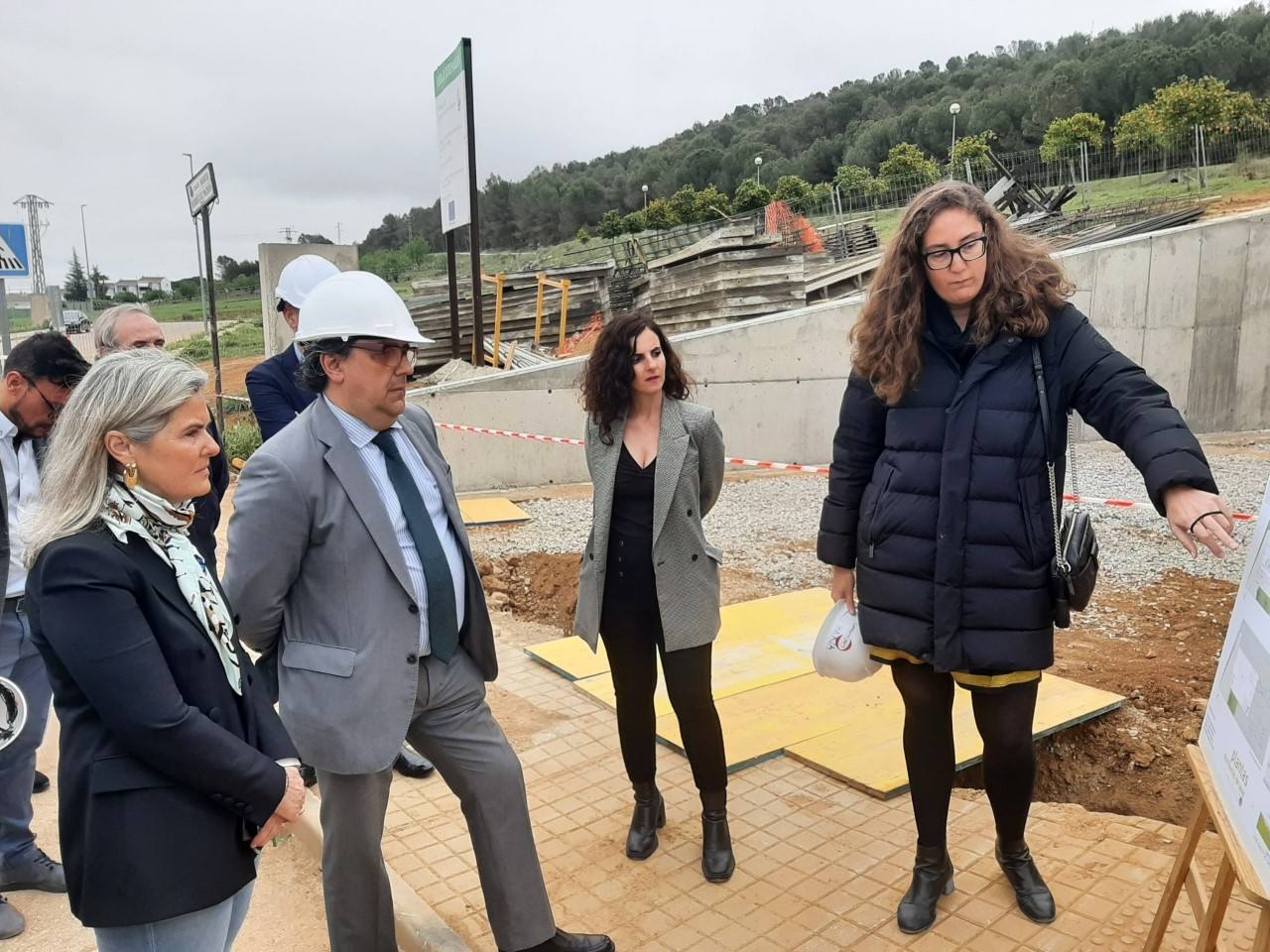 El consejro y sus directivos a pie de obra