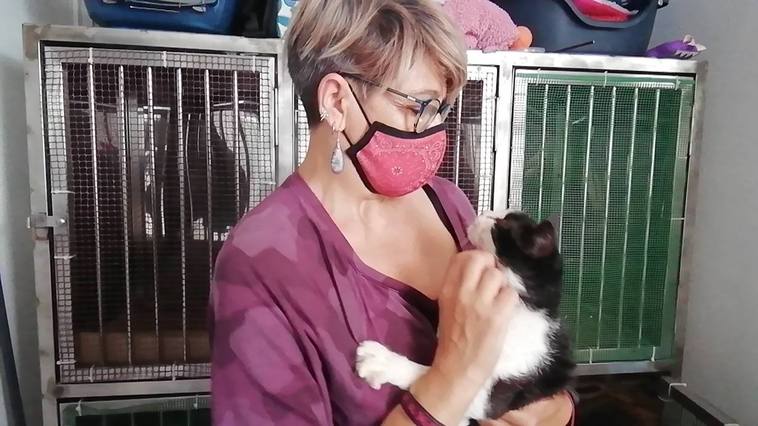 Rosa Rincón con un gato