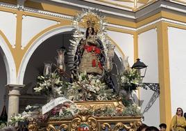 La imagen resturada de la Virgen de la Estrella en la procesión de vuelta al santuario