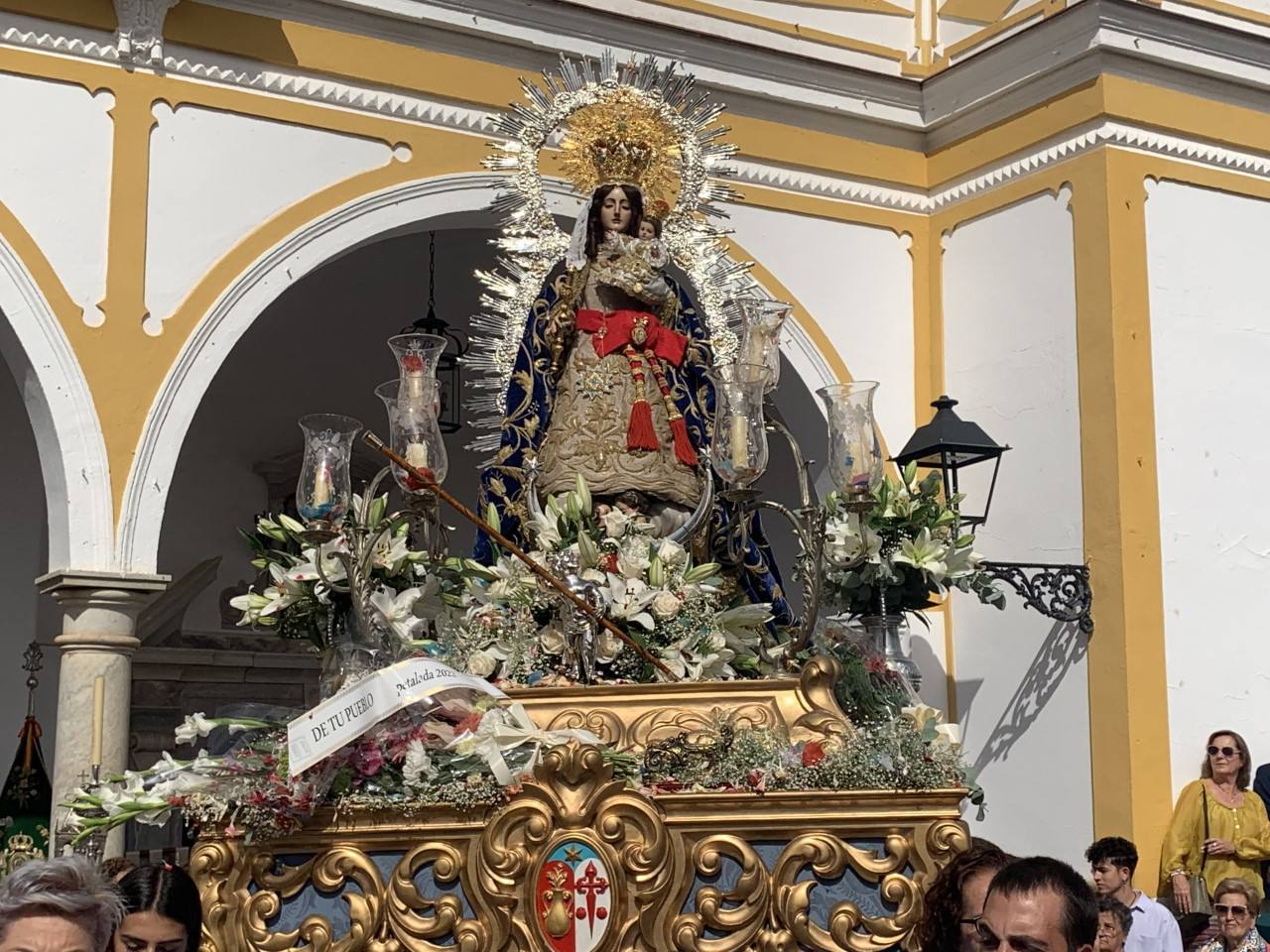 La imagen resturada de la Virgen de la Estrella en la procesión de vuelta al santuario