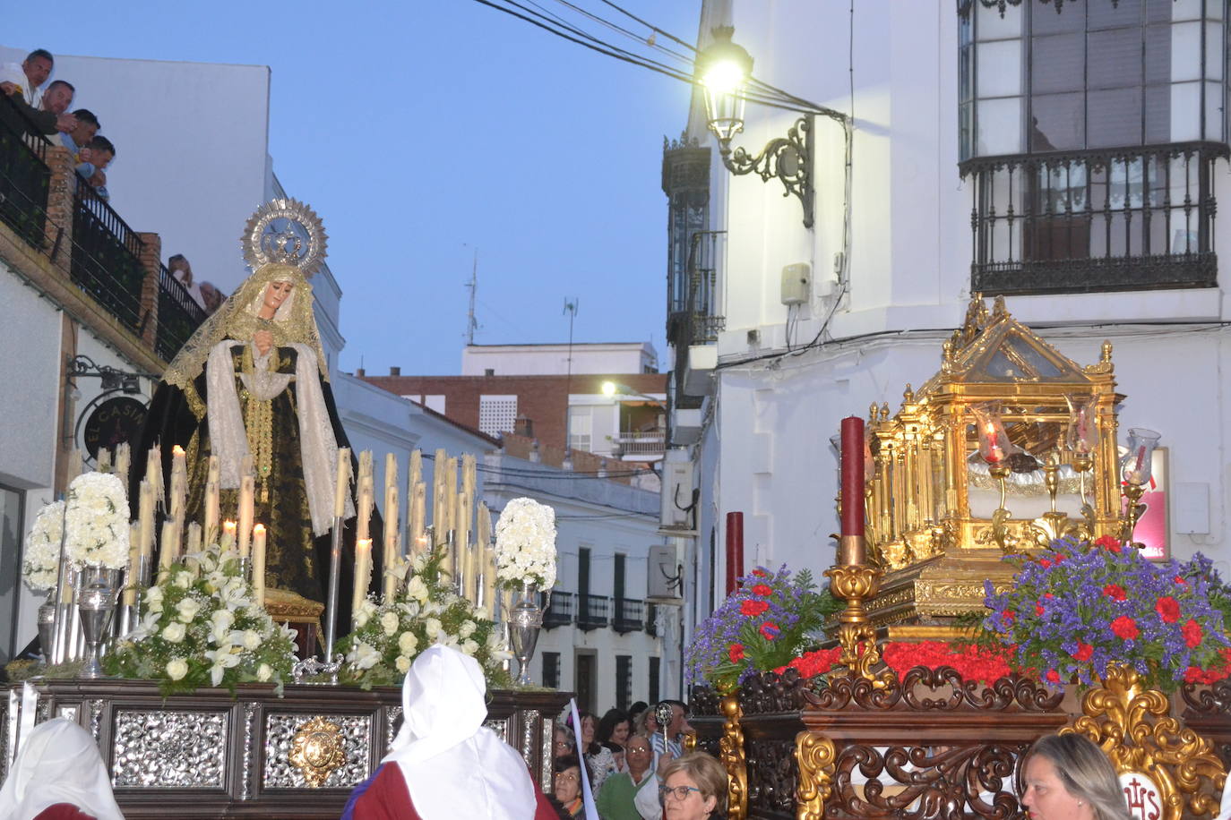 La reverencia de la Madre ante el Hijo, ambos representados en imágenes
