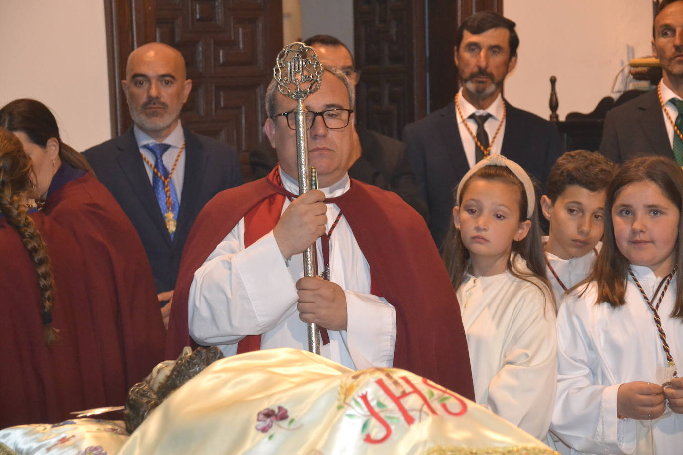 El vicario parroquial José Antonio Sequeda durante el rito