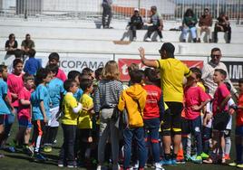 Componenetes de la Liga de los Colores pisaron el campo de fútbol en un partido de la Yeyi