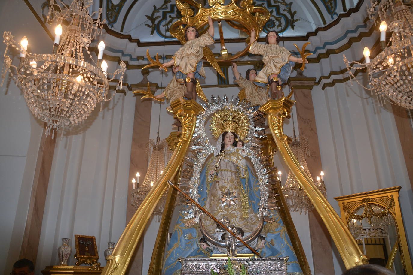 Imagen de la Virgen de la Estrella en su trono y con la nueva corona de diario