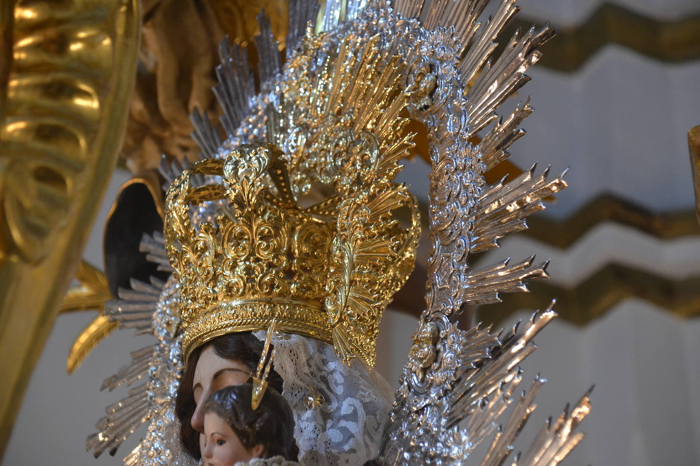 Detalle de la corona sobre la cabeza de la imagen de la Virgen