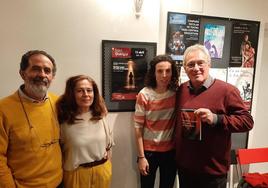 Agustín Iglesias, autor del texto, a la derceha, junto al cuadro de actores
