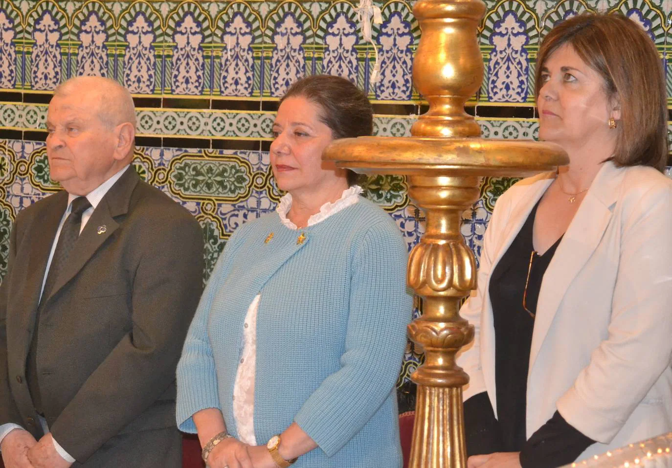 Mari Carmen Tinoco entre la camarera mayor Toni Marín y el tesorero Joaquín Montaño