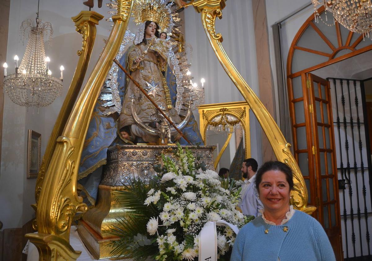 Mari Carmen Tinoco, junto a la imagen de la Patrona en el Camarín tras la bendición de la corona de diario