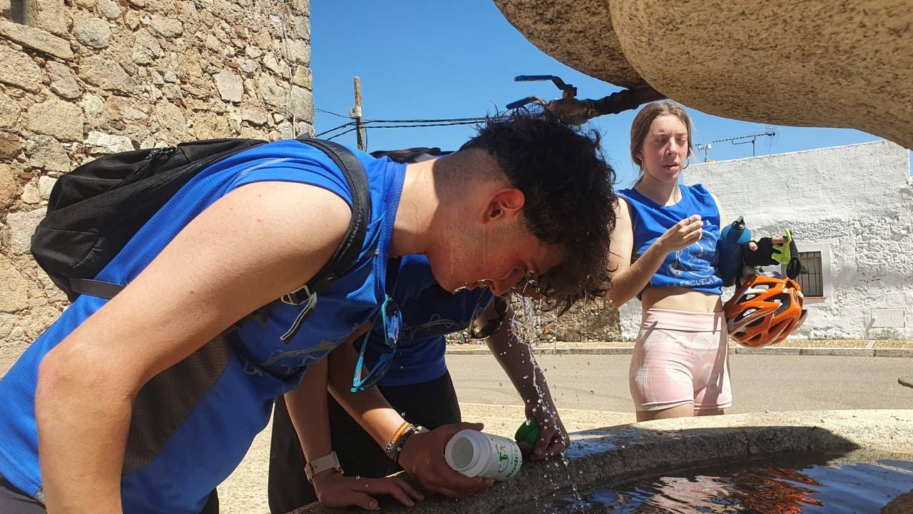 Refrescándose en una fuente