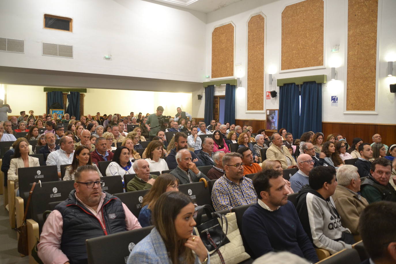 Salón de actos lleno