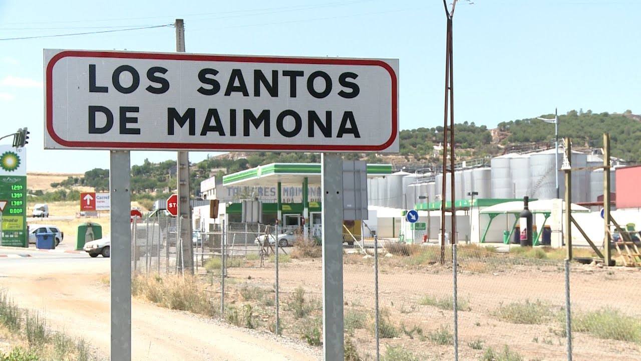 Cartel de Los Santos de Maimona en una de las entradas de la localidad
