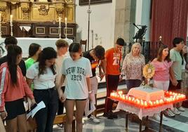 Jóvenes y mayores ante jesús Sacramentado