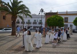 El primer grupo de Primeras Comuniones, por el Paseo de las Barandas