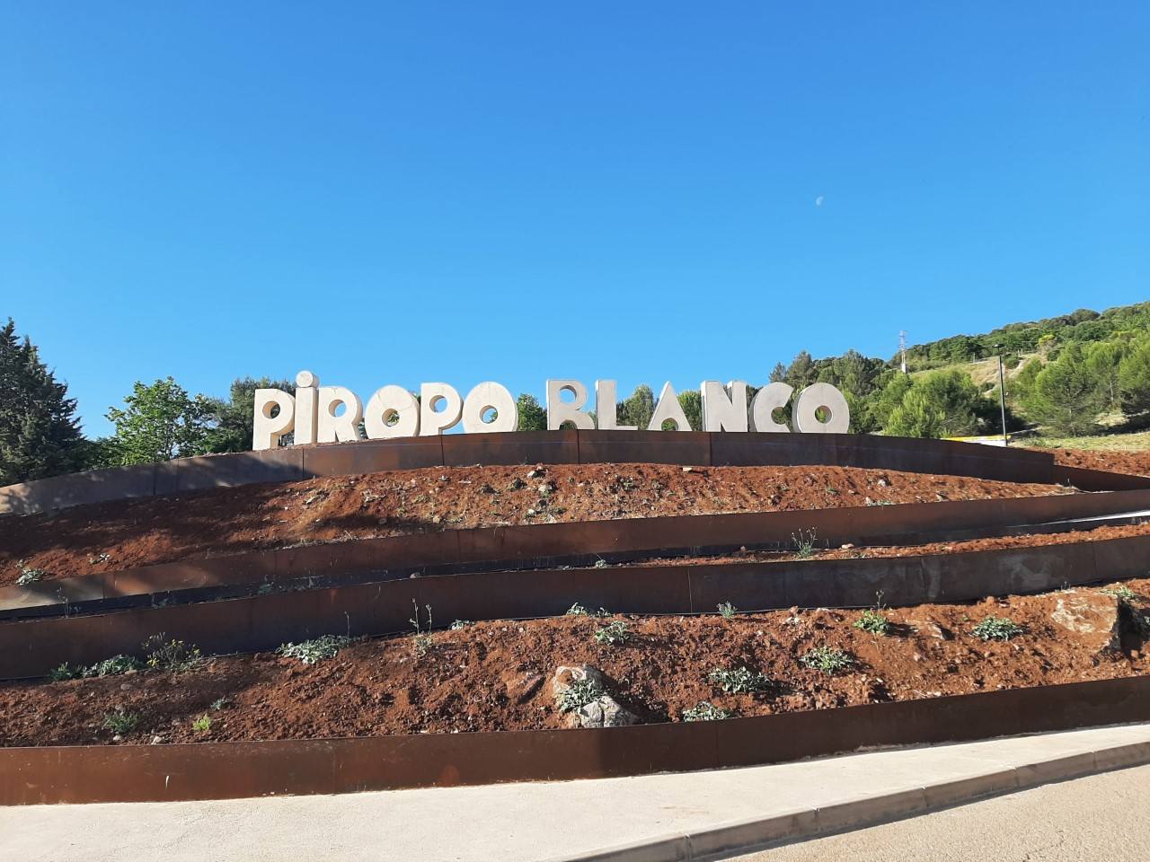 La zona se ha rehabilitado usando cemento, tierra y hierro