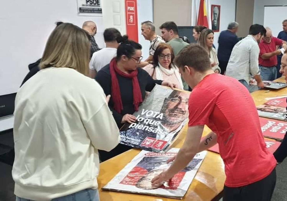 Noche de pegada de carteles en la Casa del Pueblo