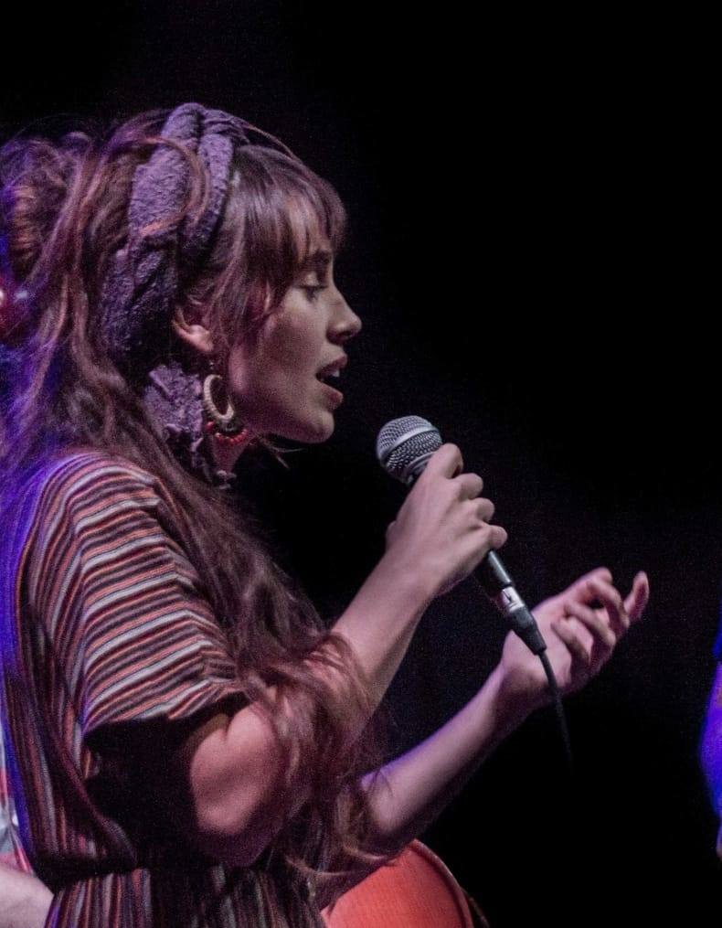 Lola Santiago cantando en una de sus actuaciones