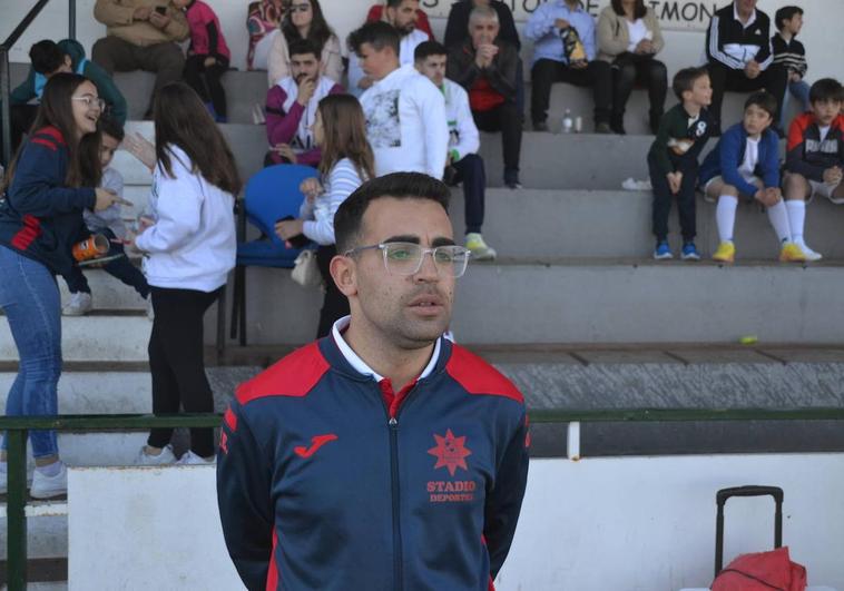Víctor Montaño entrenador de la Estrella en su andadura por 1ª Extremeña