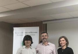 Alejandro Doce González recogiendo el premio junto a su profesora