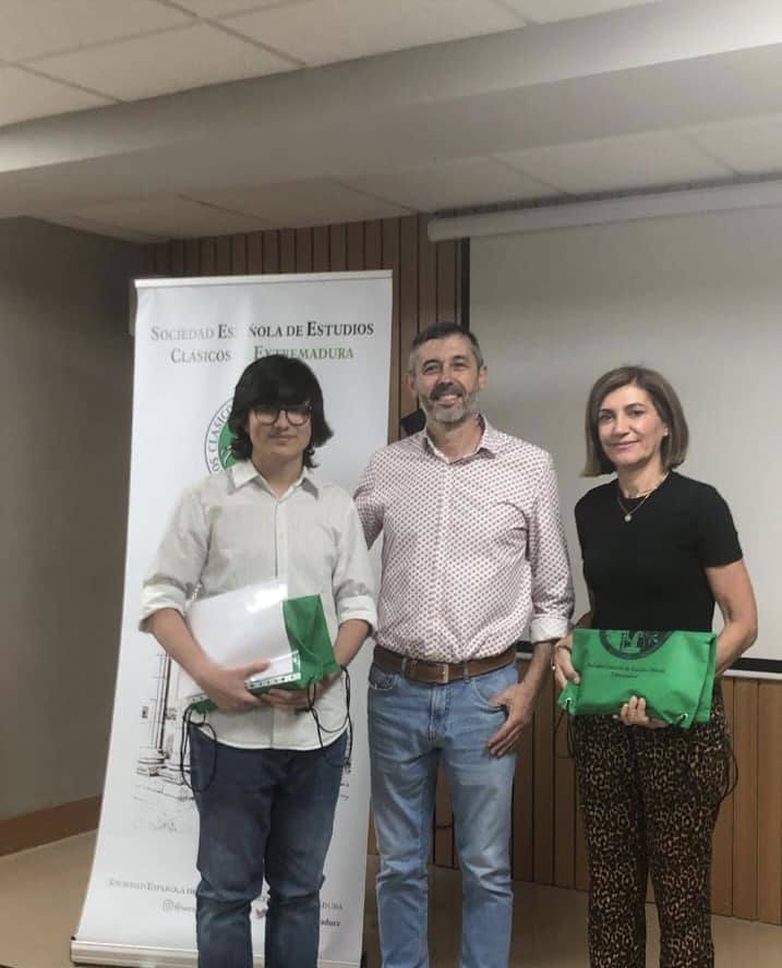 Alejandro Doce González recogiendo el premio junto a su profesora