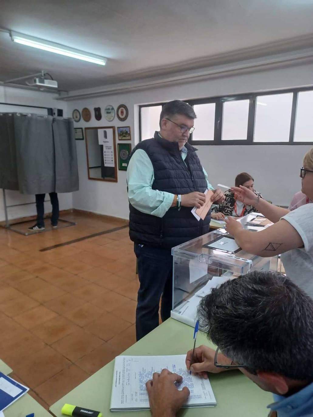 Manuel lavado ejerciendo su derecho al voto