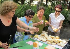 Algunas de las colaboradoras de la Archicofradía Sacramental repartiendo la merendilla