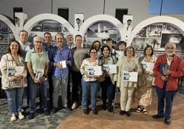 Los participantes en el libro junto al concejal y el joven saxofonista tras el acto