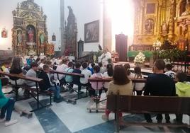 Acto de adoración al Santísimo por parte de los niños de comunión