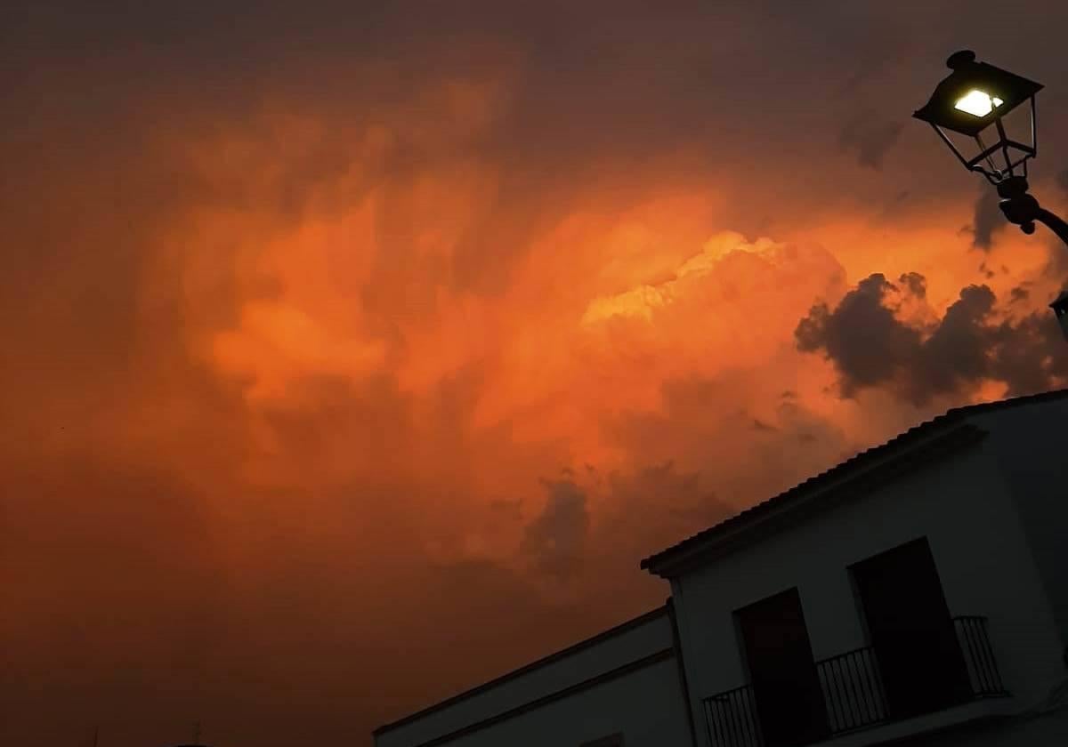 La tormentaq encima de las casas de Los Santos