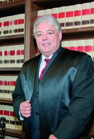 Con la toga de abogado